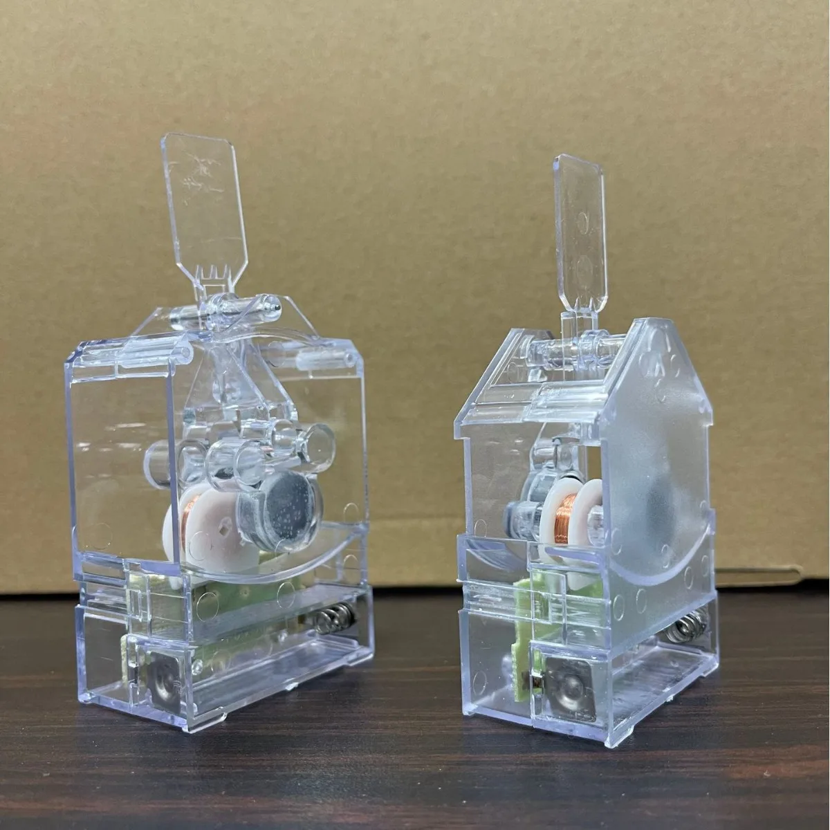 1 قطعة اكسسوارات عرض سوينغ السيارات الإبداعية الاكريليك المتذبذب حامل DIY بها بنفسك تلقائيا هز رئيس نموذج سيارة الديكور #3