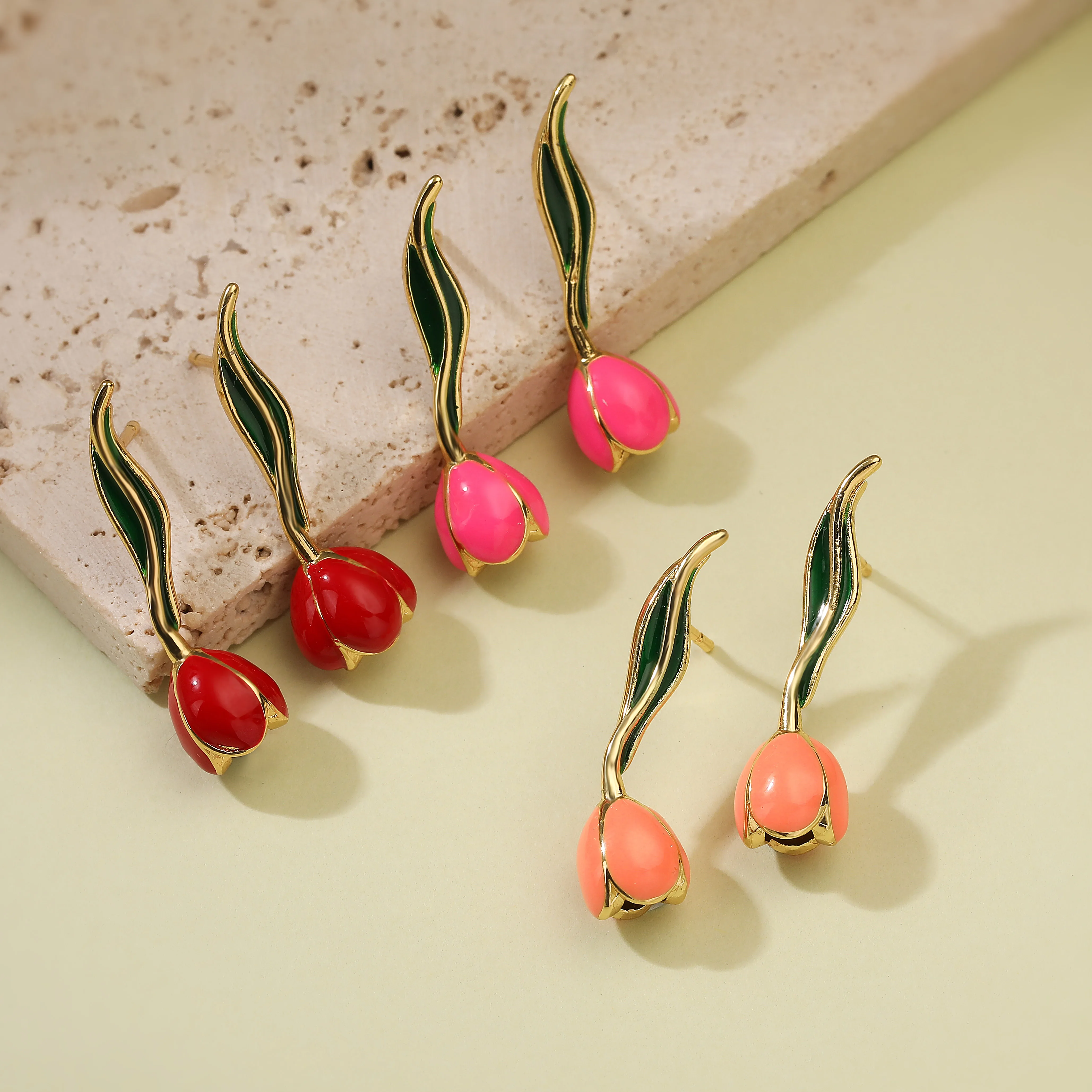 HECHENG, Green Leaf Red Rose Enamel Drip Glaze Copper Stud Earrings for Women Sweet and Romantic Jewellery Accessories 1 Pair