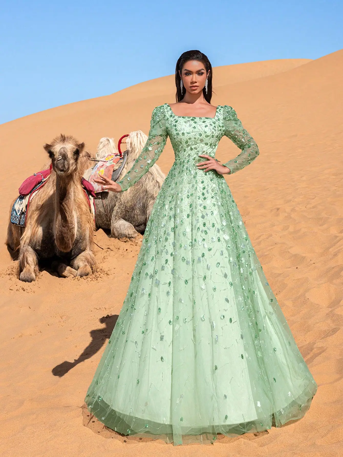 Haute Glamour ชุดราตรีประดับด้วยลูกปัดเลื่อมสุดสวยพร้อมแขนยาวและเสื้อท่อนบนพอดีตัว - ซ้อนทับเชียร์หรูหราและแสงพราว E