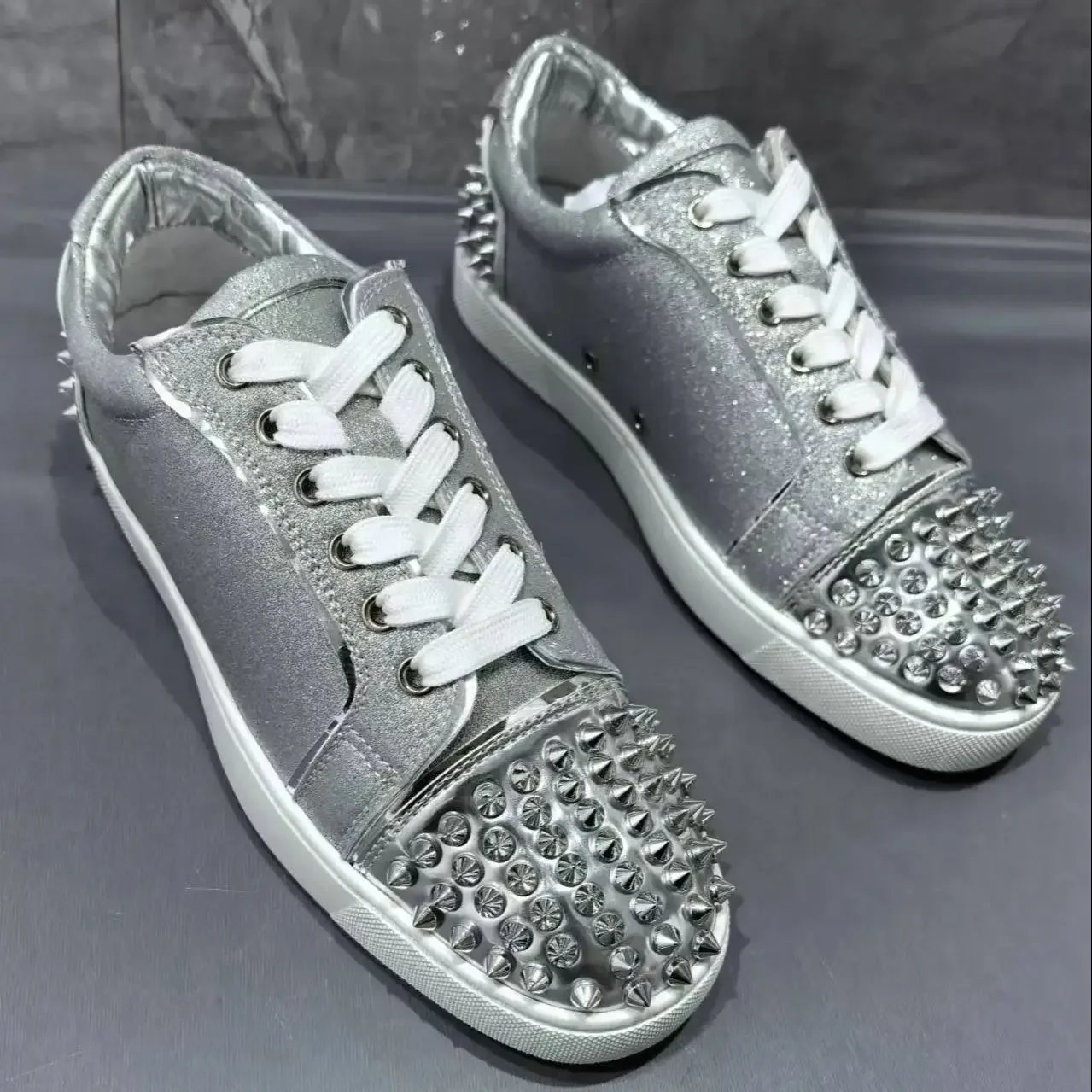 

Повседневная спортивная обувь на плоской подошве со шнуровкой и круглым носком, унисекс, модные дизайнерские кроссовки из лакированной кожи с серебряными заклепками