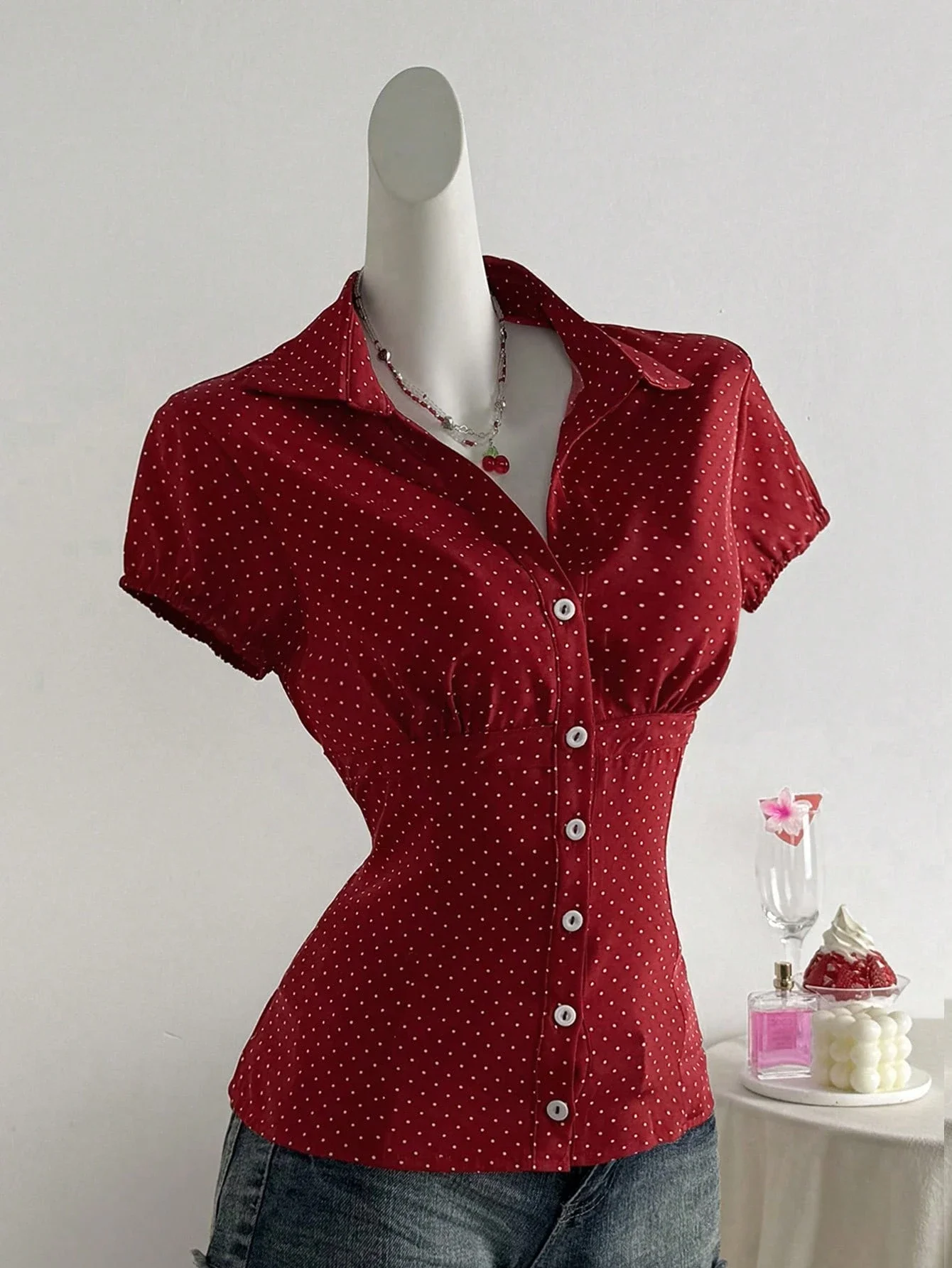 

Красная женская блузка с воротником в горошек, приталенного кроя, с коротким рукавом