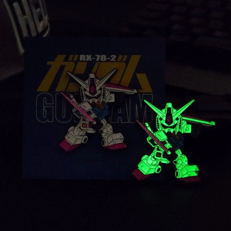 المحارب RX-78 Gundam مضيئة بروش أنيمي عمل الشكل المحمول الكرتون شارة الملابس على ظهره اكسسوارات الديكور هدايا الاطفال