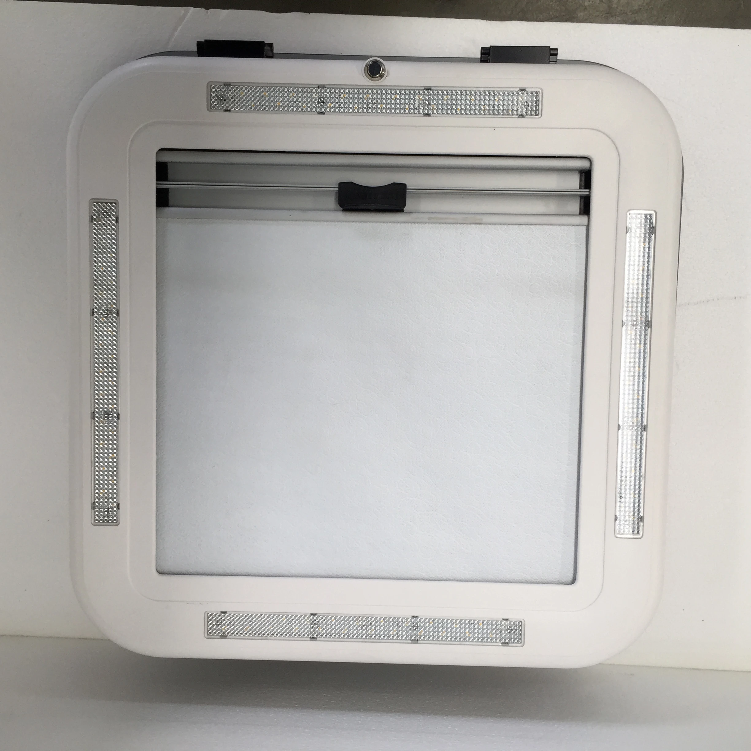 

hot Wholesale China Supplier 700*500 Aluminum Alloy Frame Skylight for Caravans with New Design