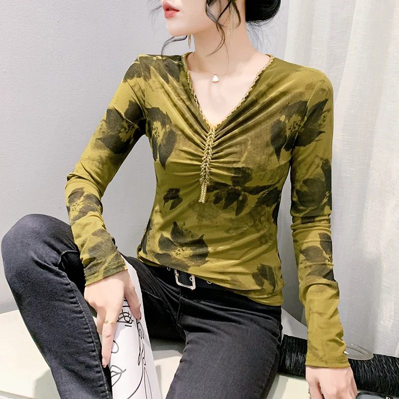 

2024 New European Clothes Fall Winter T-Shirt Fashion Sexy V-Neck Draped Shiny Beading Print Women Tops Long Sleeve Tees 49086