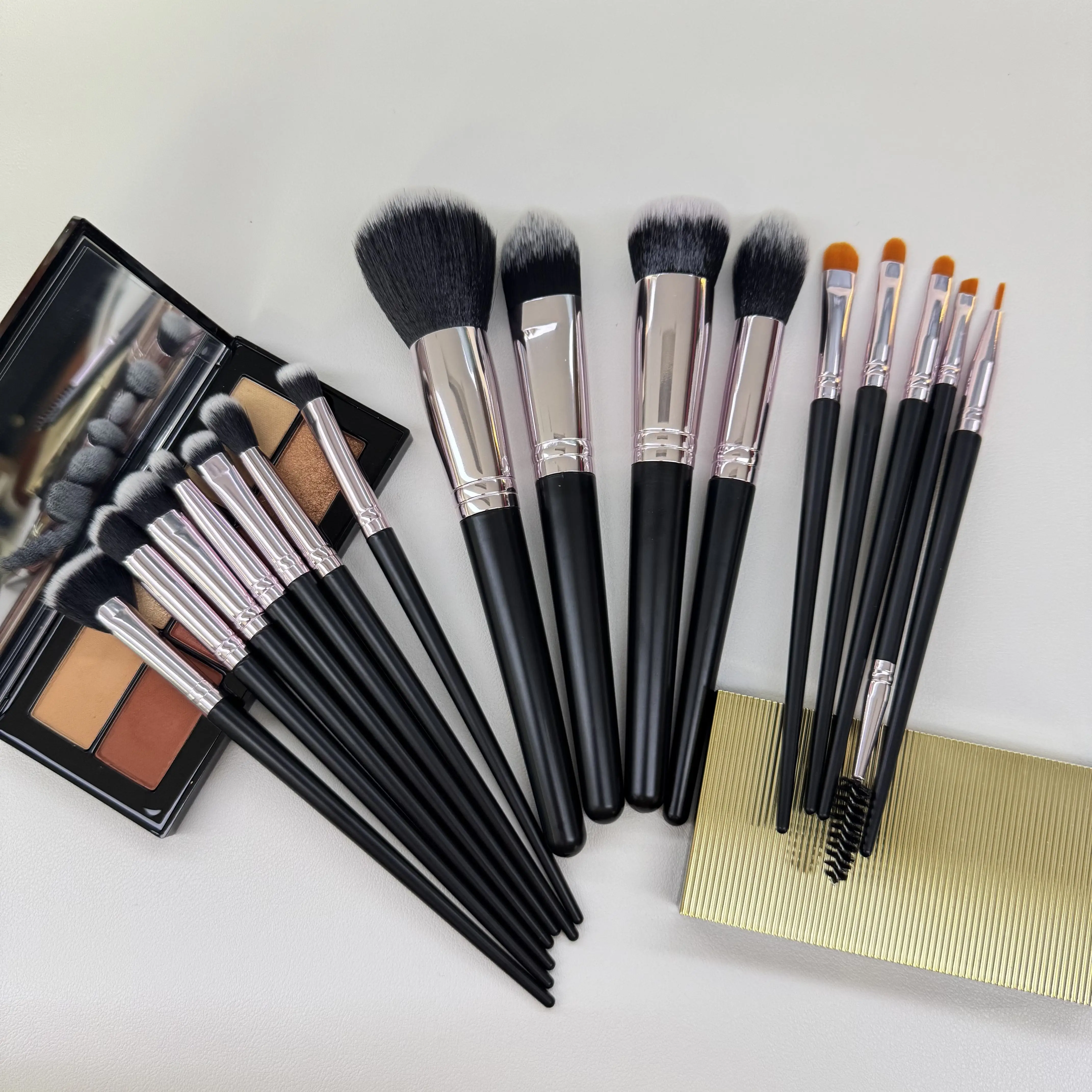 Conjunto de pincéis de maquiagem de 16 peças com base, sombra de olhos e pincéis labiais para mistura de rosto, creme em pó e maquiagem líquida