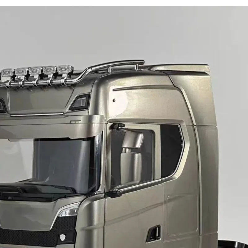 

Радиоуправляемый тягач 770S с блокировкой дифференциалов, 1/14, 2-скоростная коробка передач, 4WD, свет, звук, пульт ДУ, для прицепов TAMIYA