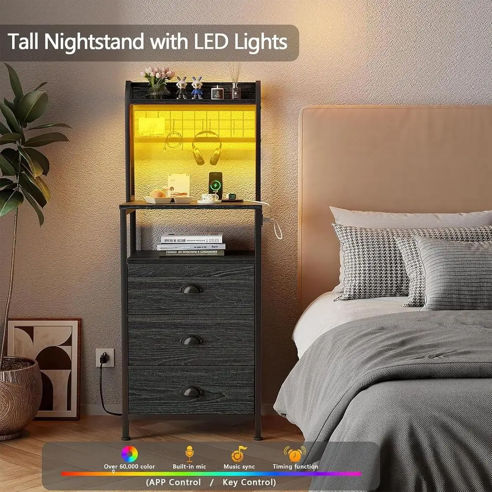 منضدة طويلة بطول 44 بوصة مع قاعدة شحن، طاولة بجانب السرير مضاءة بإضاءة LED، طاولة نهاية للتخزين بثلاثة أدراج، حامل ليلي لغرفة النوم مع P