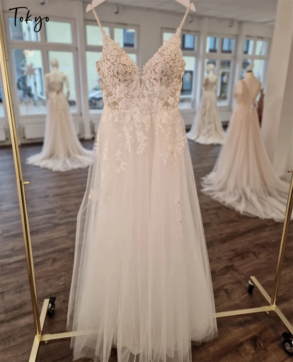 

Tokyo Customized White Spaghetti Strap Wedding Dresses Sleeveless Zip Back Tulle Bridal Gown 2026 Elegant A-Line Wedding Gown