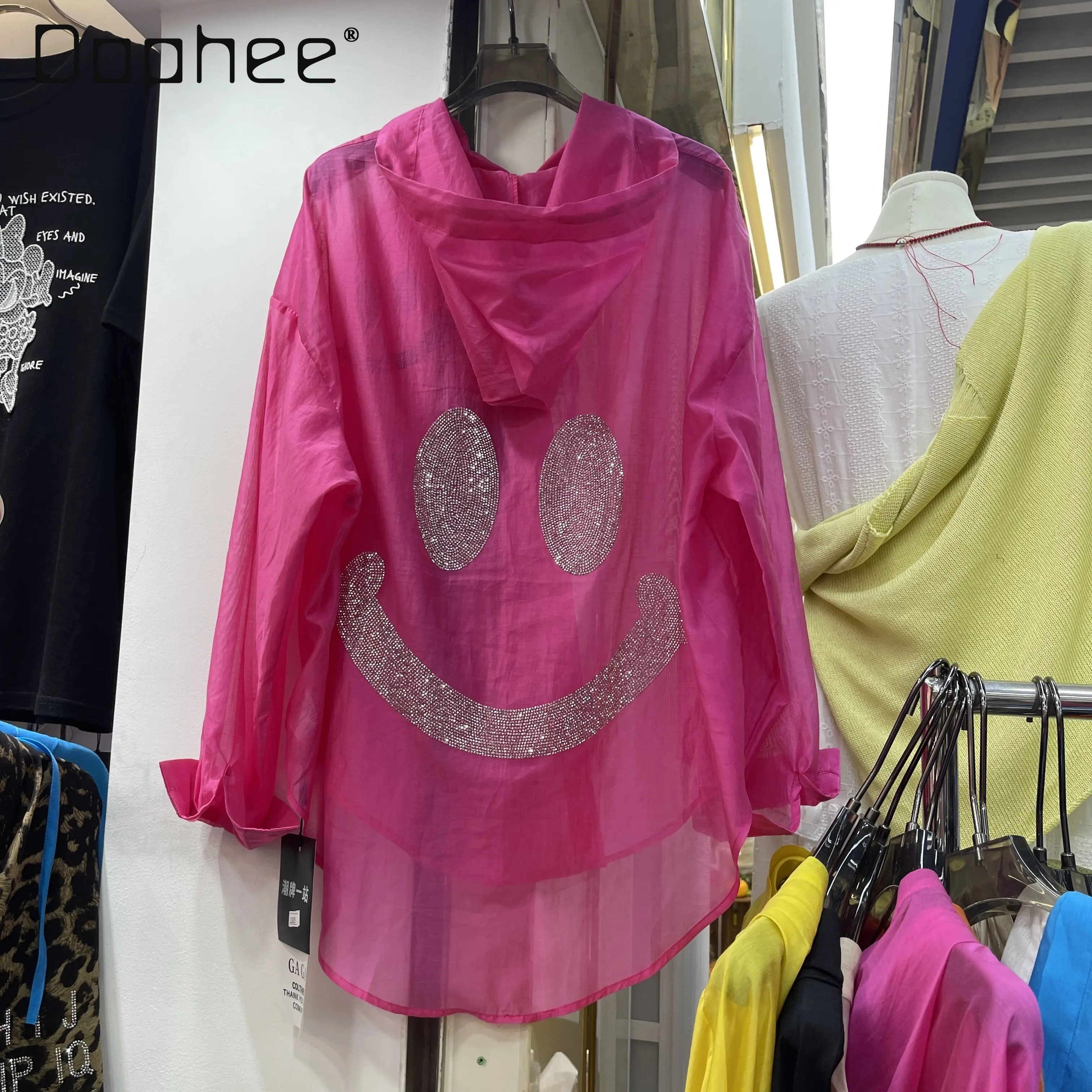 

Новинка Весна 2026: Женская свободная тонкая универсальная повседневная рубашка-топ с капюшоном и стразами для защиты от солнца (стиль Heavy Industry)