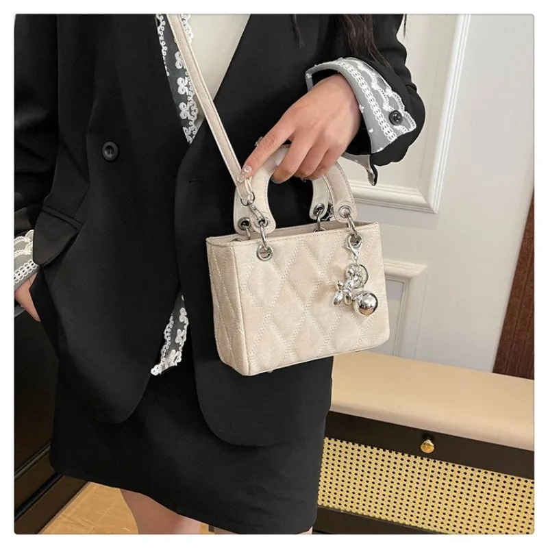 

Ladies Sustainable Handbag Eco-Friendly Material Pillow Design Underarm Purse For Daily Commuting Work Travel Stylish