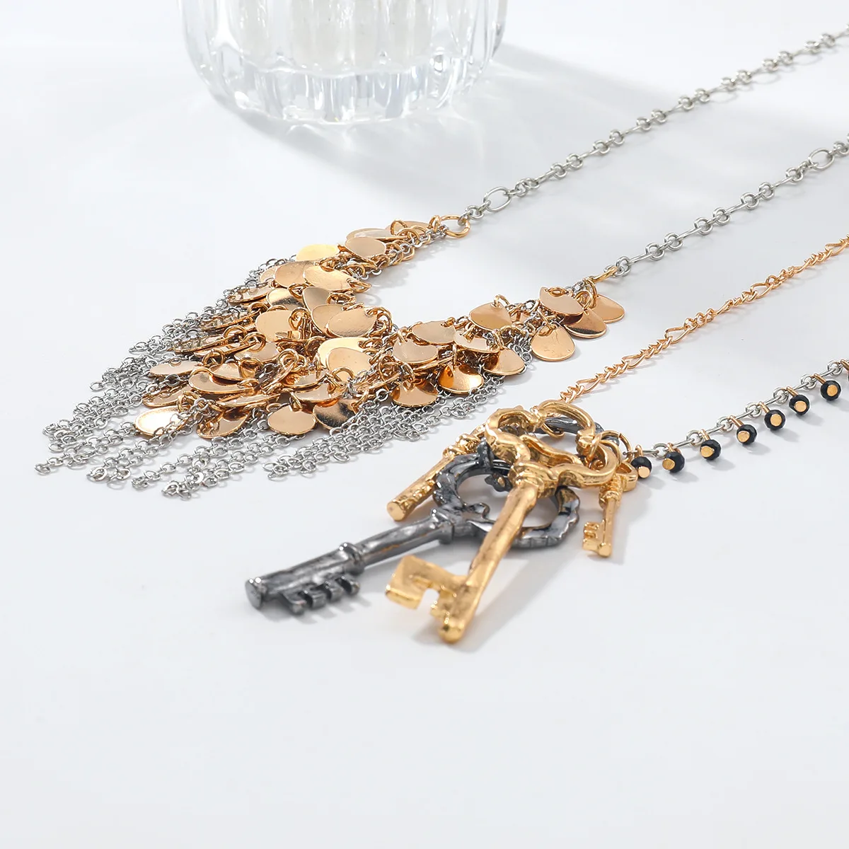 Personalisiertes Design Runde Metallplatte Wasserfall-Pailletten Schlüsselanhänger für Frauen Vintage Statement-Schmuck Hals-Accessoires – Detail 4