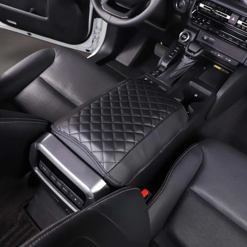 Für 2024+ Toyota Land Cruiser Prado Armlehnenbox-Abdeckung (Plaid-Leder), 1-teiliges Set, komplett schwarzes Auto-Innendekorationszubehör