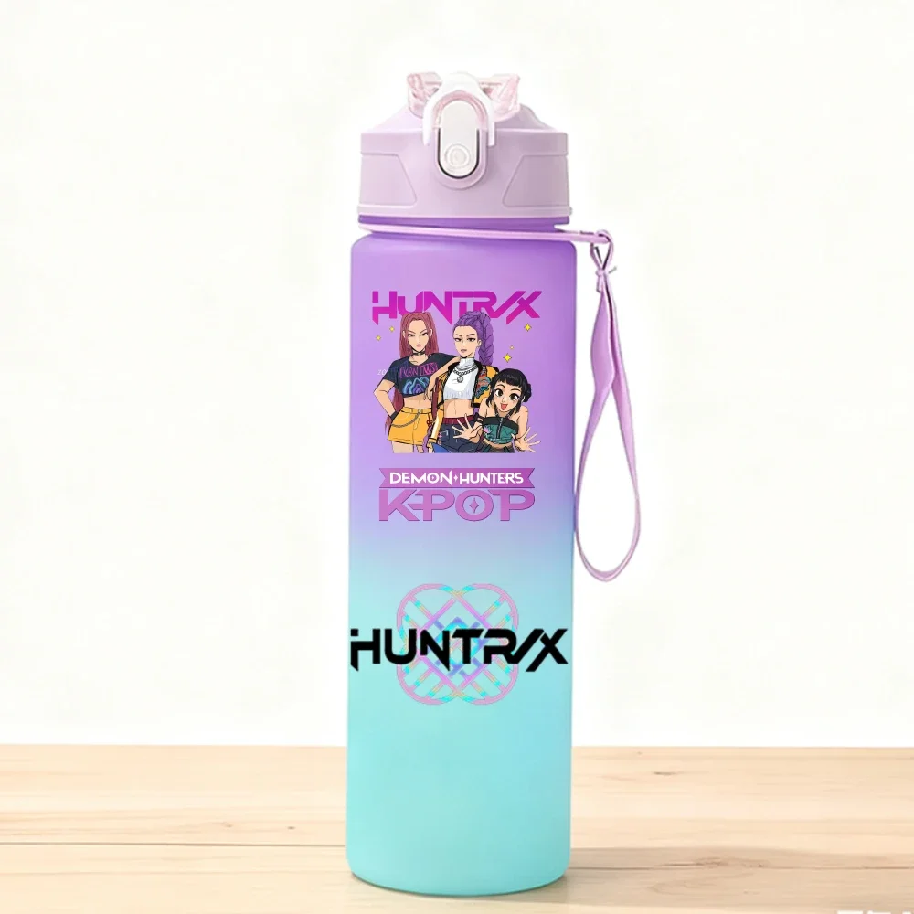 ขวดน้ำกีฬา KPop Demon Hunters 750 มล. ลายการ์ตูนน่ารักสำหรับเด็ก แก้วน้ำพลาสติกสำหรับเด็ก ลายอนิเมะ  ภาชนะใส่เครื่องดื่มเย็นแบบพกพา แก้วน้ำผลไม้