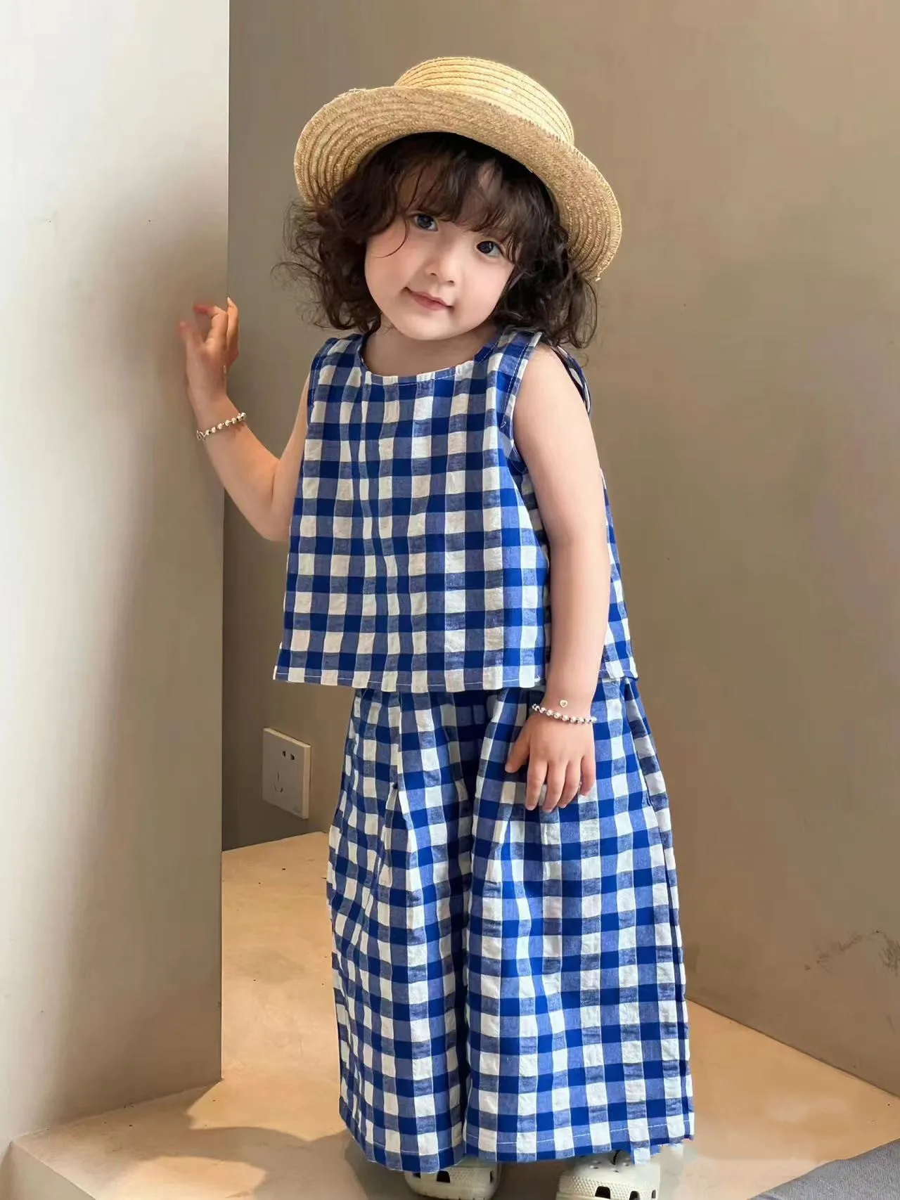 

Летний комплект одежды для девочек 2025 г., клетчатый жилет, топ + широкие брюки, модная детская одежда