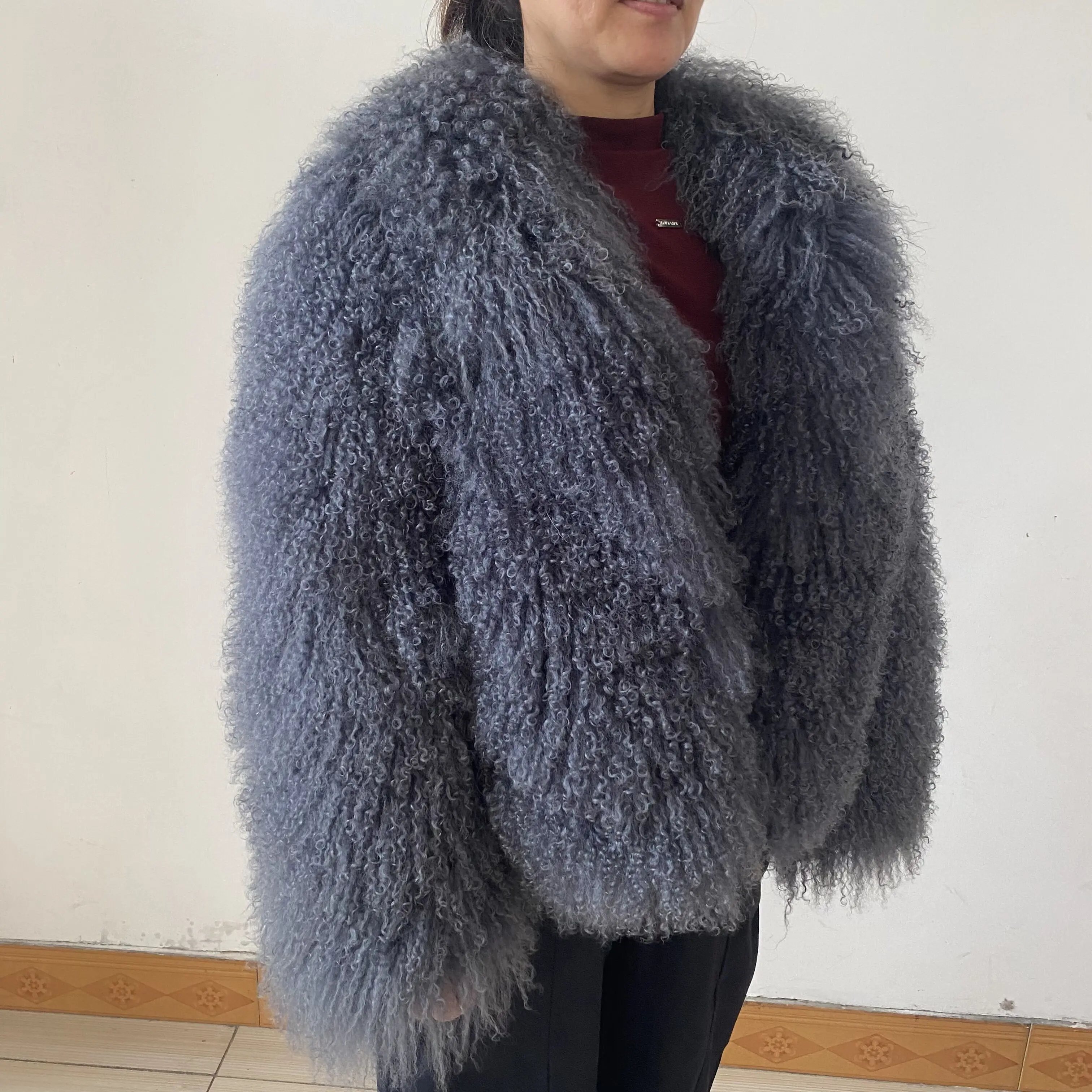 Zimowy damski płaszcz z naturalnego futra - damski płaszcz z kołnierzem z mongolskiej skóry owczej zapewniający ciepło i luksusową elegancję na formalne okazje.