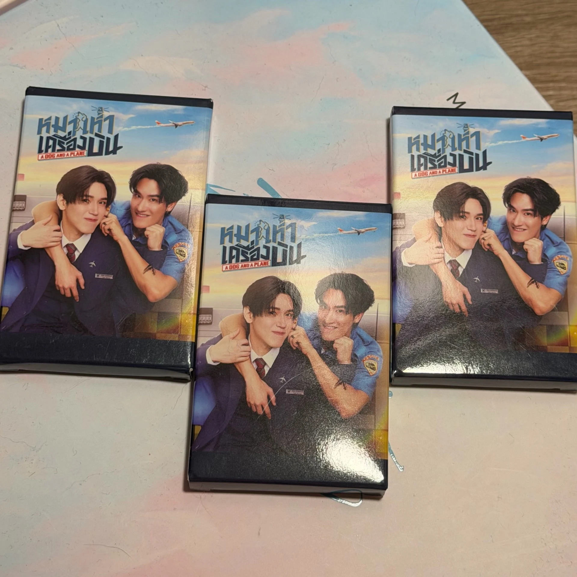 2025-nuovo-in-stock-gmmtv-thai-star-taynew-polcasan-a-dog-and-a-plane-set-di-carte-collezionabili