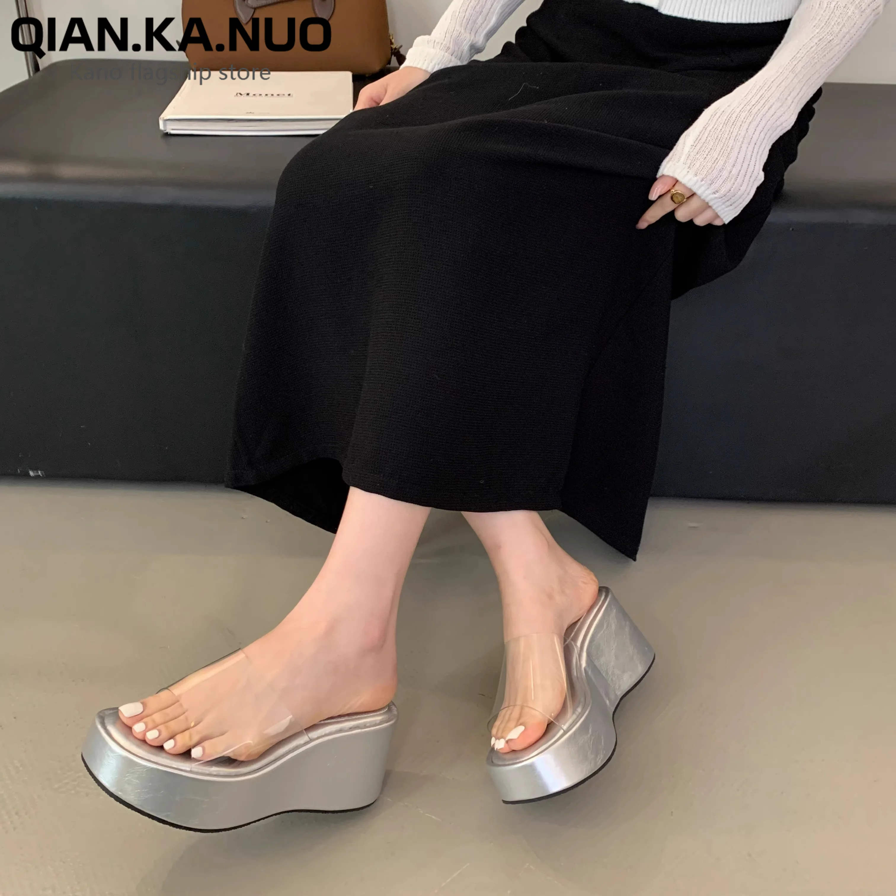 

Обувь. Женские шлепанцы. Прозрачные туфли-лодочки на каблуке на танкетке. Лето 2023. Туфли на очень высоком каблуке на плоской подошве. La.