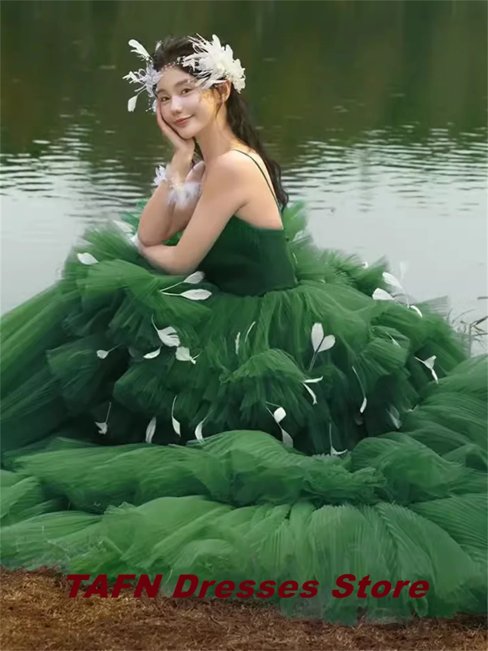 TAFN Luxury Wedding Ball Gown V-Neck Spaghetti Straps Bridal Gown Tiered Pleat Forest Green A-line Wedding Dress ウェディングドレス