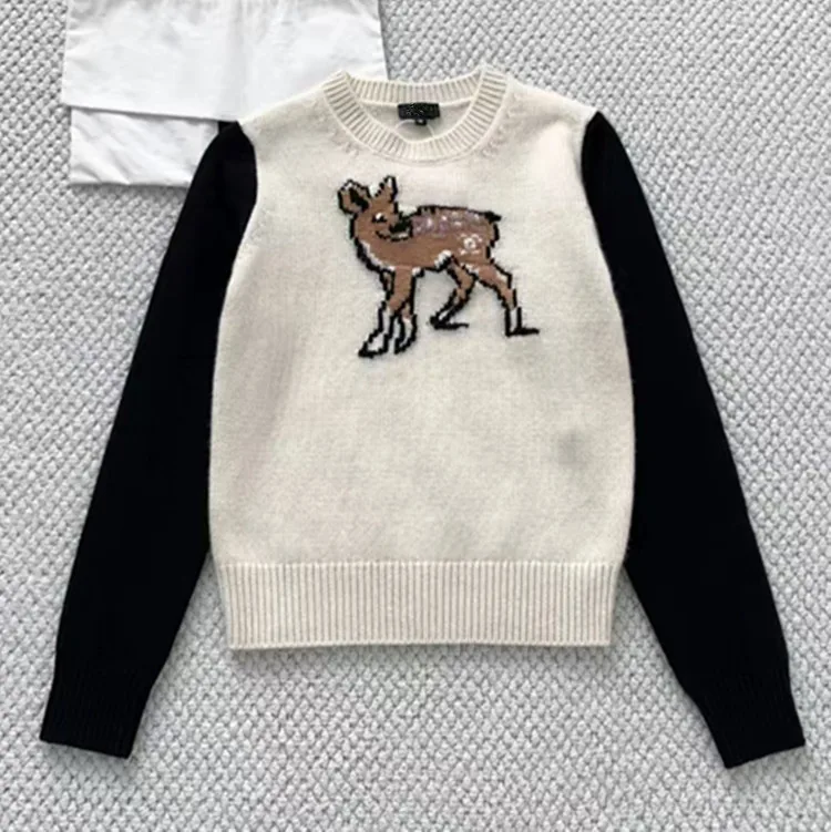 

Индивидуальные новые зимние стили женской одежды 2025 года в европейском и американском стиле. Шерстяной вязаный свитер с длинными рукавами и маленьким оленем.