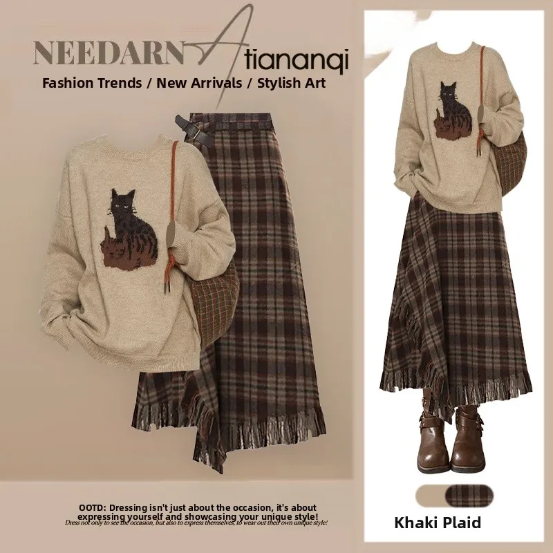 

Новый модный женский комплект 2026: вязаный свитер с круглым вырезом в расслабленном стиле и юбка в клетку с завышенной талией