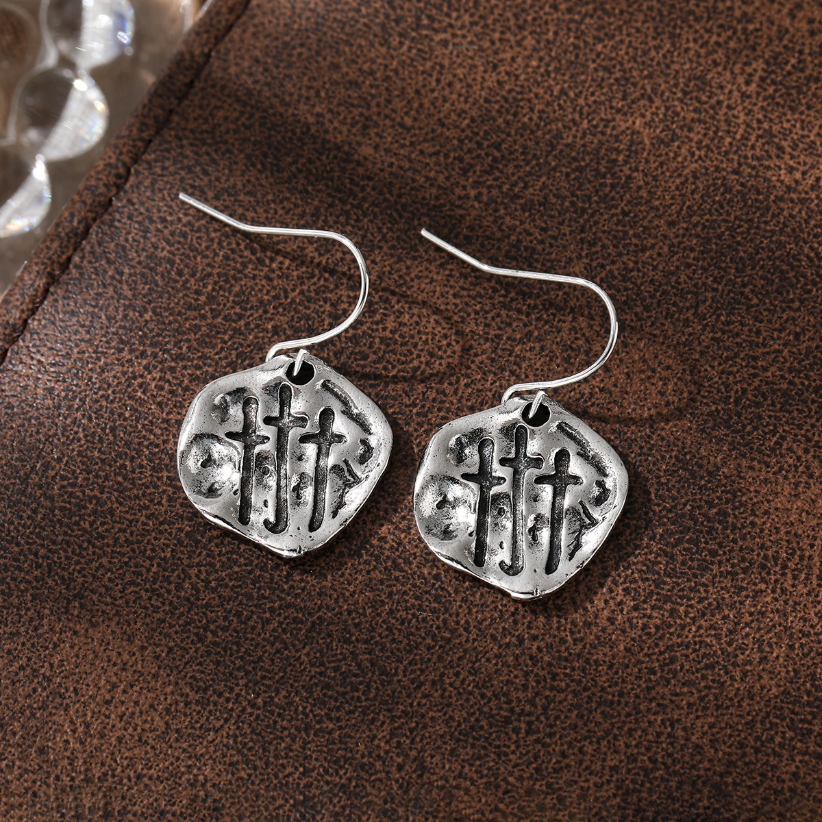 Retro hammered pattern irregular round-shaped engraved cross pendant earrings for ladies, suitable for parties and gatherings.