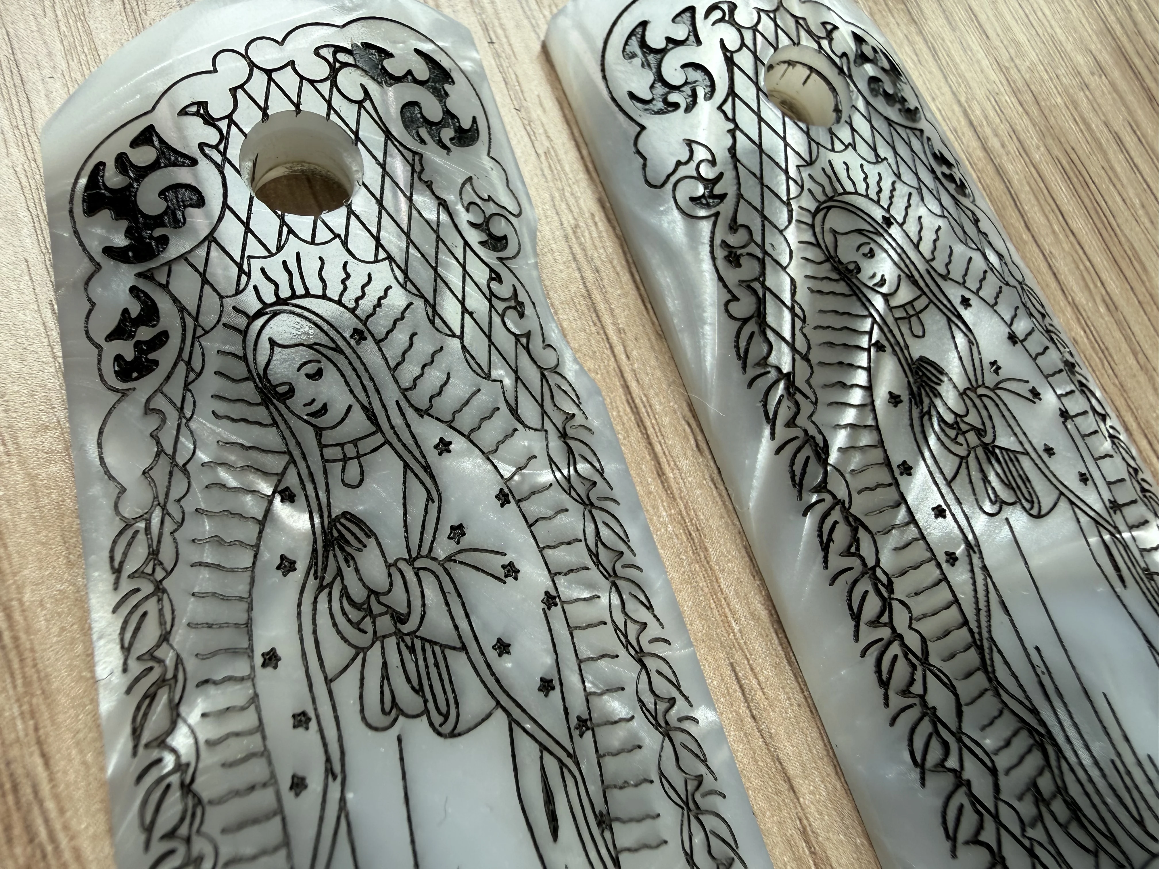 1911 Grips Full Size, witte parel met de Maagd Maria, past op Colt, Kimber, Springfield, Remington, Rock Island, Government Commander