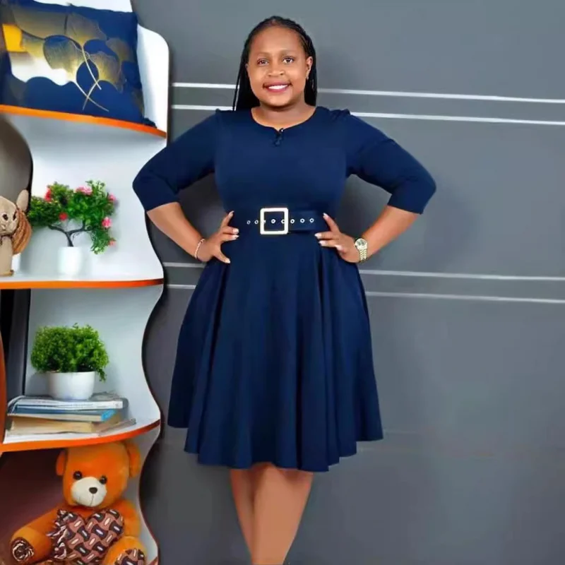 มืออาชีพของผู้หญิงสวมชุดปุ่มสีทึบปลอมแอฟริกันสําหรับผู้หญิง