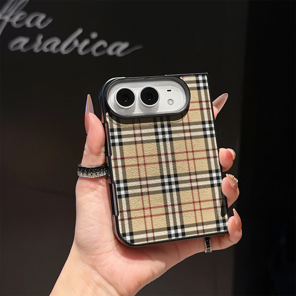 Phone Cases Brown - iPhone DuoおよびiPhone 18用、ピルヴェ・ブラウン柄の布製スマホケース。高級PUレザーを使用し、衝撃吸収性に優れた保護折りたたみ式カバー。