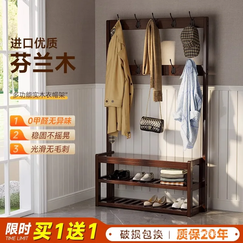 

Напольная вешалка для одежды из массива дерева от пола до потолка, со встроенной полкой для обуви и тумбой для хранения у входа.