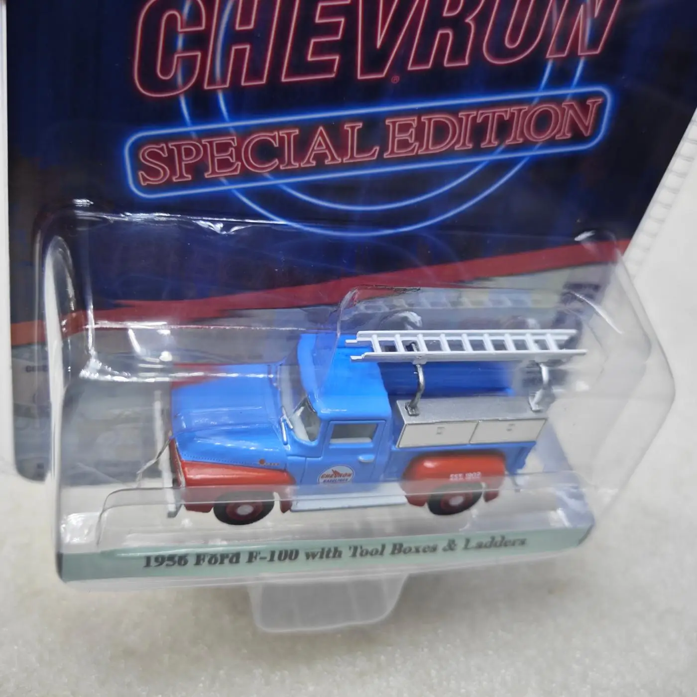 Greenlight 1:64 Chevron Special Edition Serie 1–2016, Ford F-100 & Werkzeugkasten und Leiter