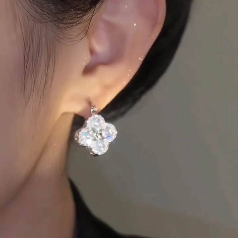 أقراط زهرة الزركون الفاخرة الخفيفة بأربع أوراق، أقراط أذن ماسية فائقة الاستخدامات بإبزيم على الوجهين