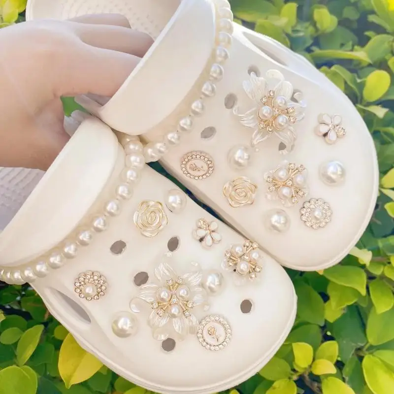 〔CC88〕White Camellia Flower Elegant Pearl Chain Shoe Clip DIY Detachable Shoe Charm for Foam Clogs Fashion Holey Shoes Decor