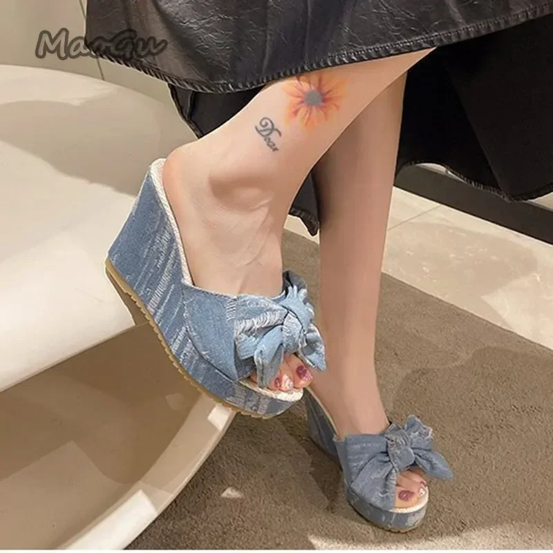 

Джинсовые тапочки на танкетке, женские летние шлепанцы на массивной платформе 2023 года, сандалии с бантом и узлом, женские шлепанцы на высоком каблуке 10 см, пляжная обувь, шлепанцы