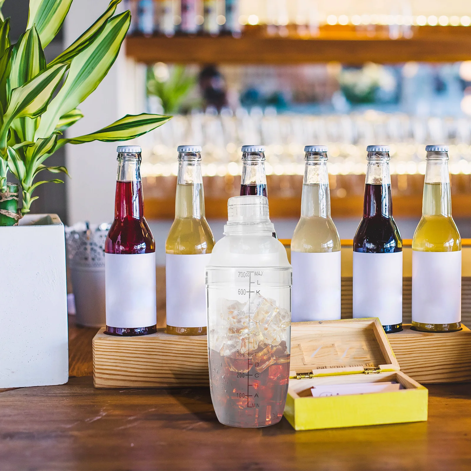 

700ml Cocktail Shaker Plastic Transparent Milk Tea Mixing Cup with Scale Easy Clean Portable for Drinks