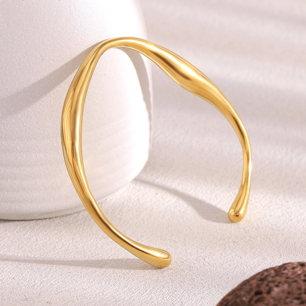 E.B.belle Neues, glattes, unregelmäßiges, gedrehtes Manschettenarmband, 18 Karat vergoldeter Edelstahl, minimalistischer Stil, Damenschmuck – Detail 2