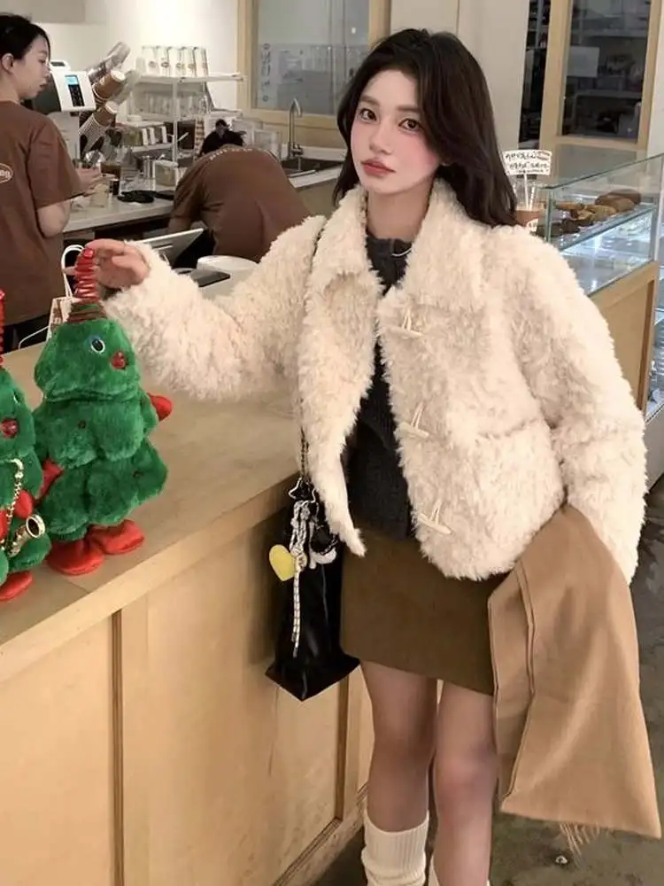 컬러 페이스 라이닝 처리된 푹신한 여성용 가죽 코트 가을 겨울 인조 가죽 퍼 또는 면 코트 뿔 단추 장식