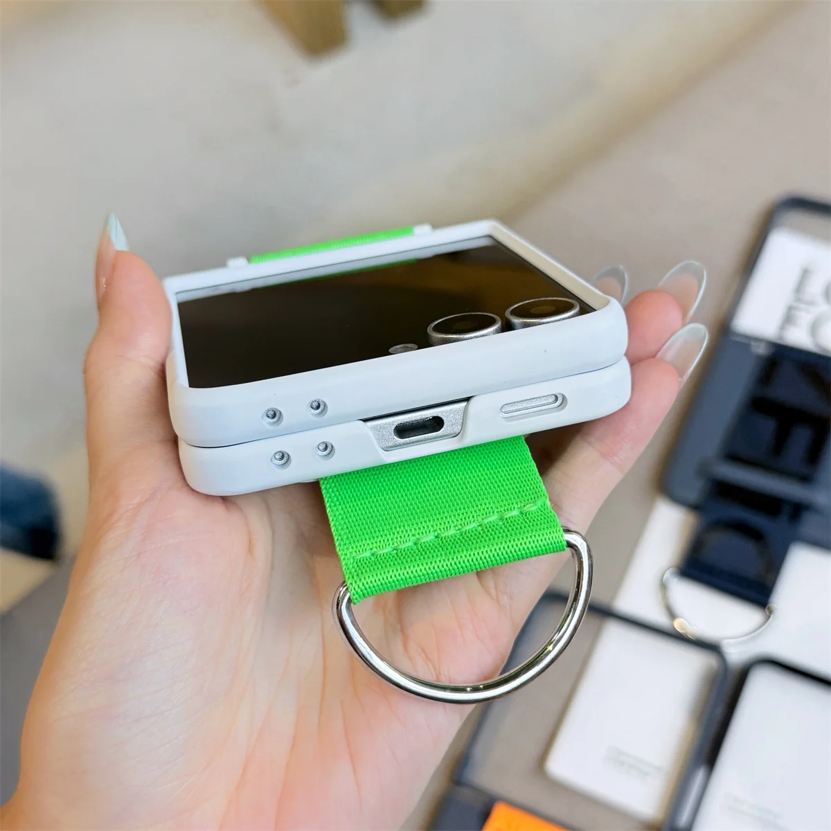 Luxuriöse Matte PC-Handyhülle für Samsung Galaxy Z Flip 8/7/6/5 mit Handschlaufe Ringhalter Handkettenband Cover für ZFlip 7 FE – Detail 4