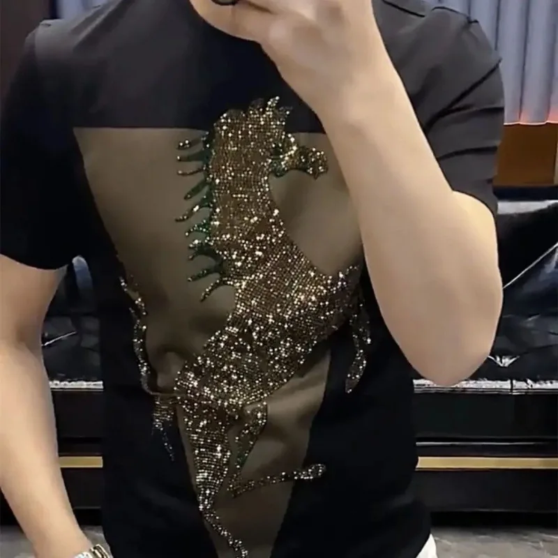 موضة جديدة الحصان الجرافيك الحفر ضوء فاخر قصير الأكمام تي شيرت الرجال Harajuku 2025 الصيف س الرقبة سليم تي شيرت بلايز الملابس