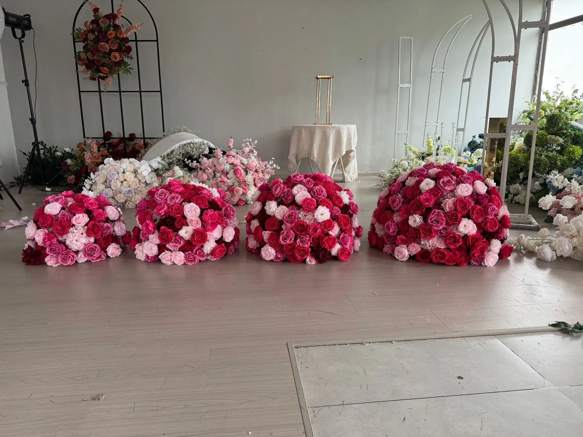 Großhandel Fuchsia Künstliche Rosenblütenkugel Hochzeitsgang-Dekoration Tisch-Mittelstück Fenster- und Ausstellungsstand Kunstblumenkugel – Detail 6
