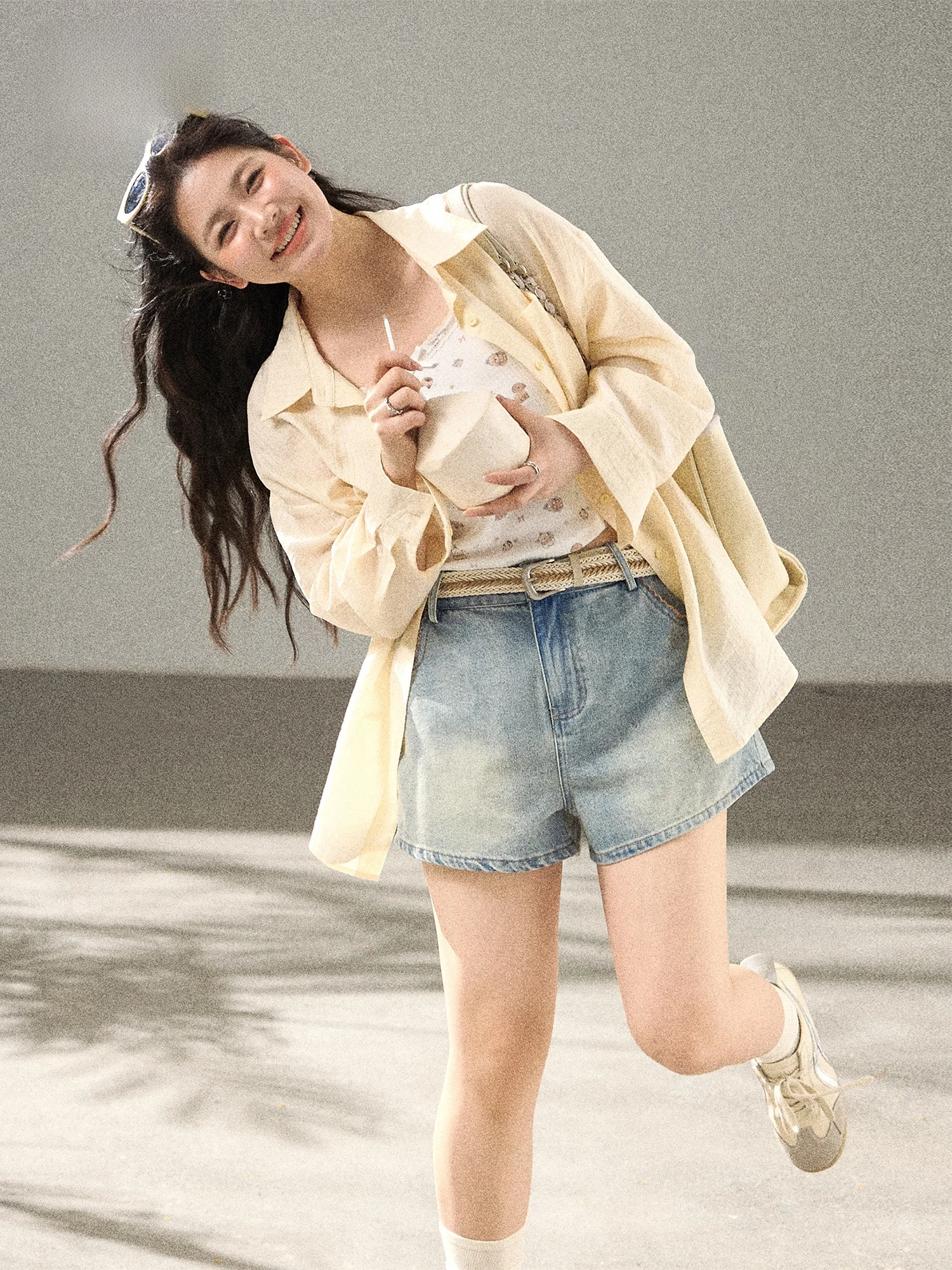 

Желтая рубашка с белыми бретелями и джинсовые шорты: комплект для женщин больших размеров, модный весенний повседневный наряд с высокой талией, свободного кроя, с длинными рукавами