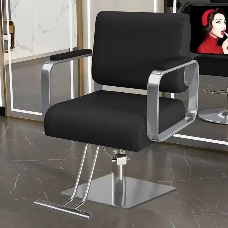 

Черное винтажное парикмахерское кресло: эстетичное классическое кресло для салона красоты и барбершопа, оборудование, мебель