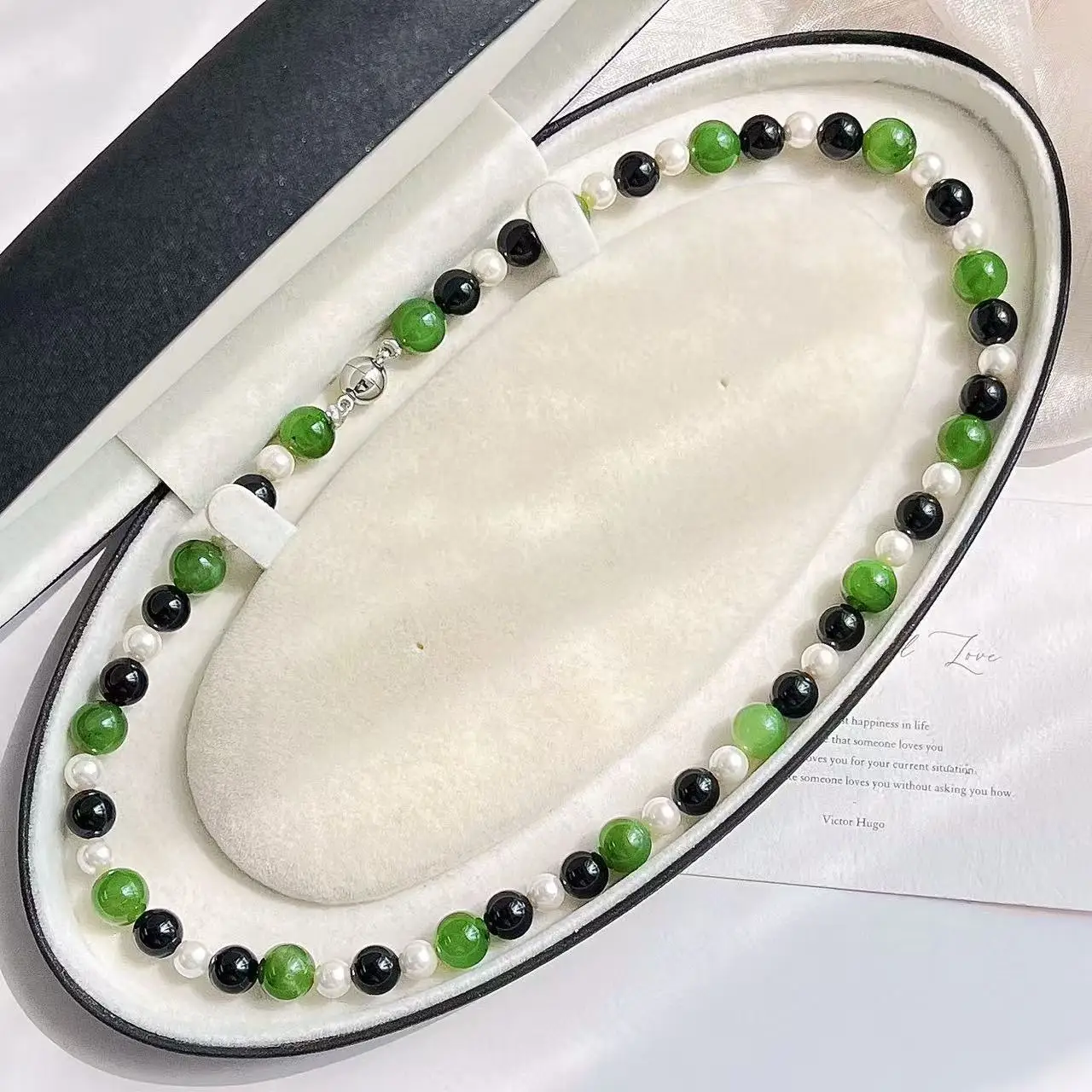 

Высококачественное ожерелье-цепочка на ключицу из натурального нефрита, черного агата и имитации жемчуга