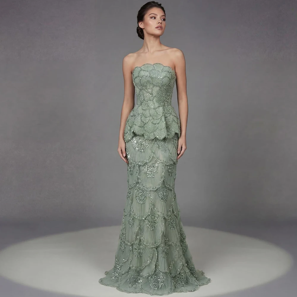 Luxuriöses grünes Tüll-Abendkleid, exquisites trägerloses, maßgeschneidertes Partykleid mit zarten Applikationen und Schleppe, Cocktailkleid