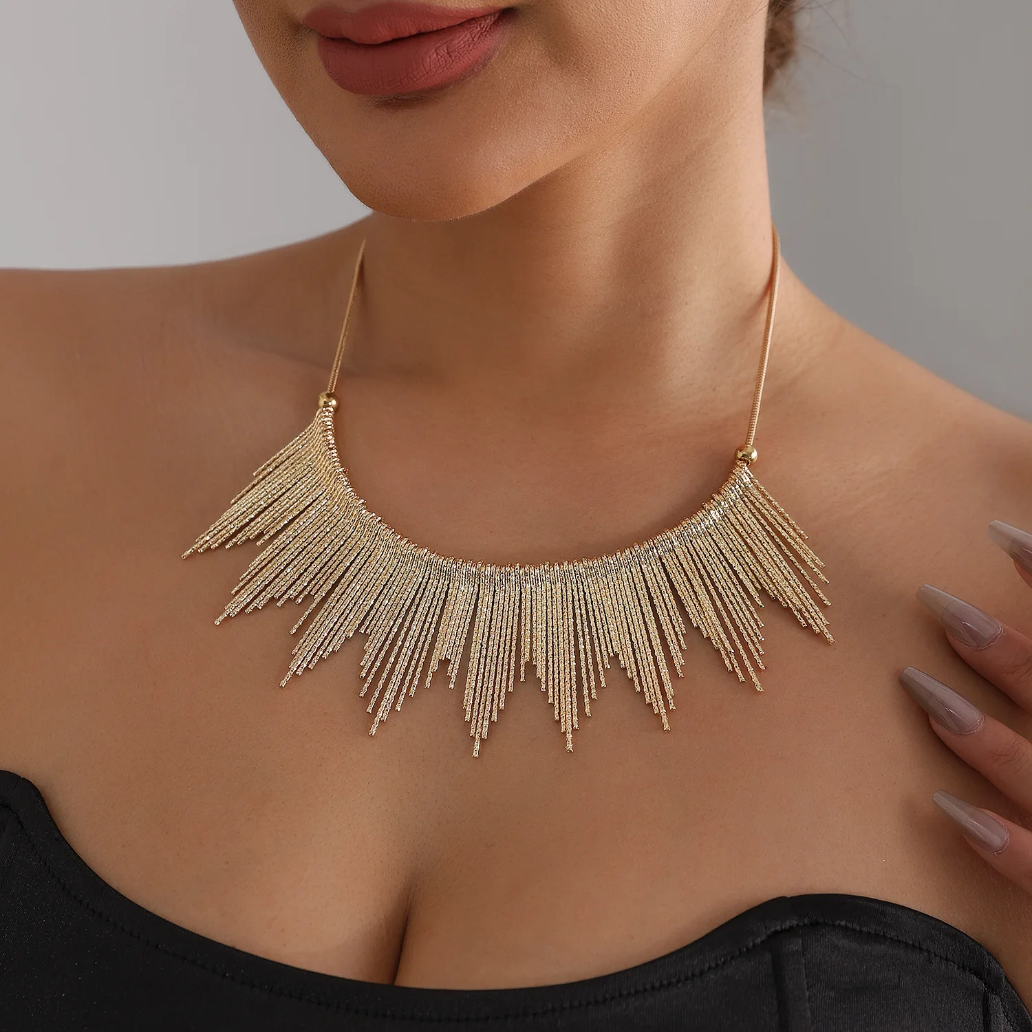 Light luxury metallic texture stick short necklace tassel style sexy shiny neck accessory view 4