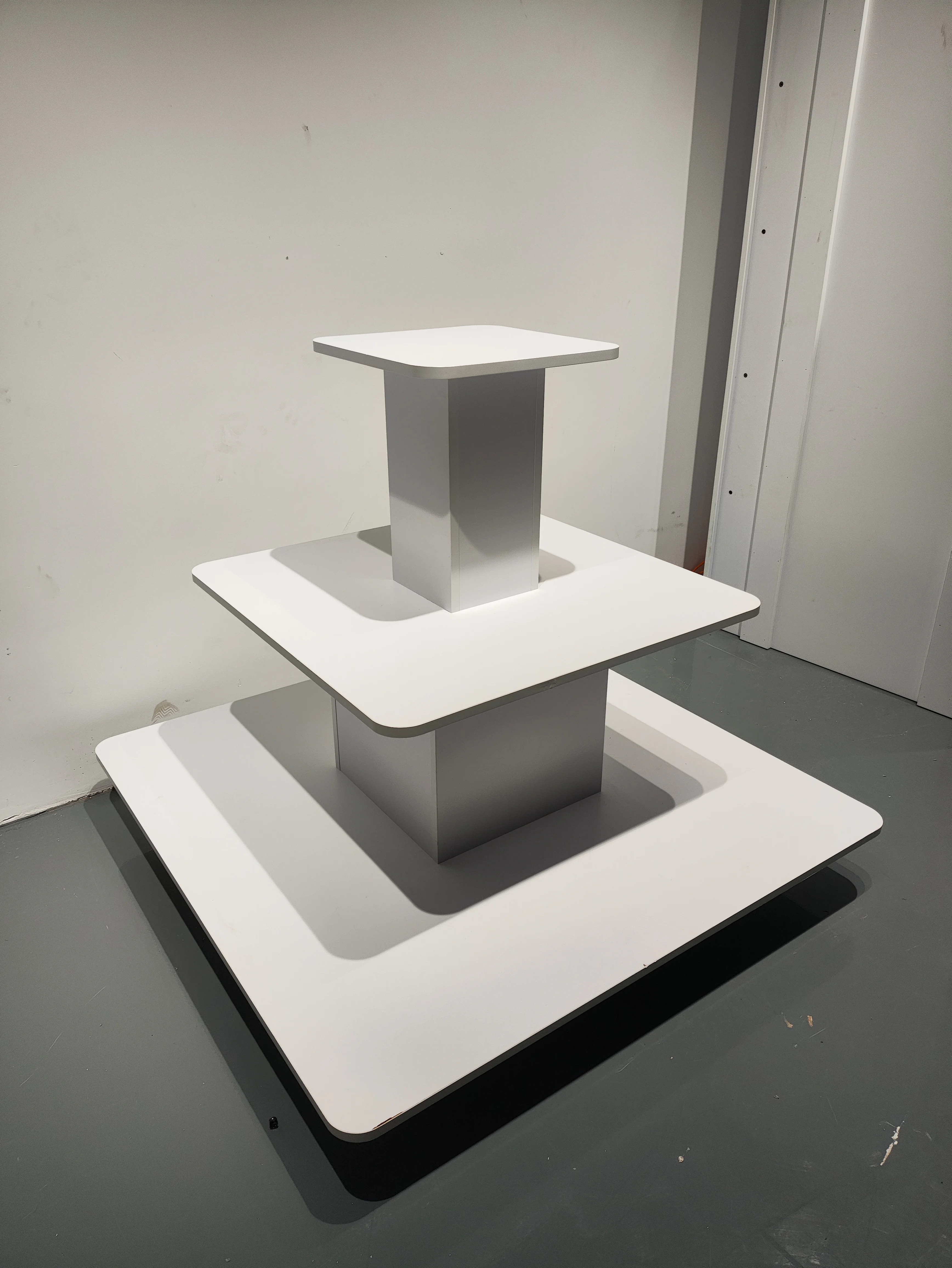 Custom.HIKUYA Wholesale Wood Square Tiered Display Table Cosmetics Shop Counter