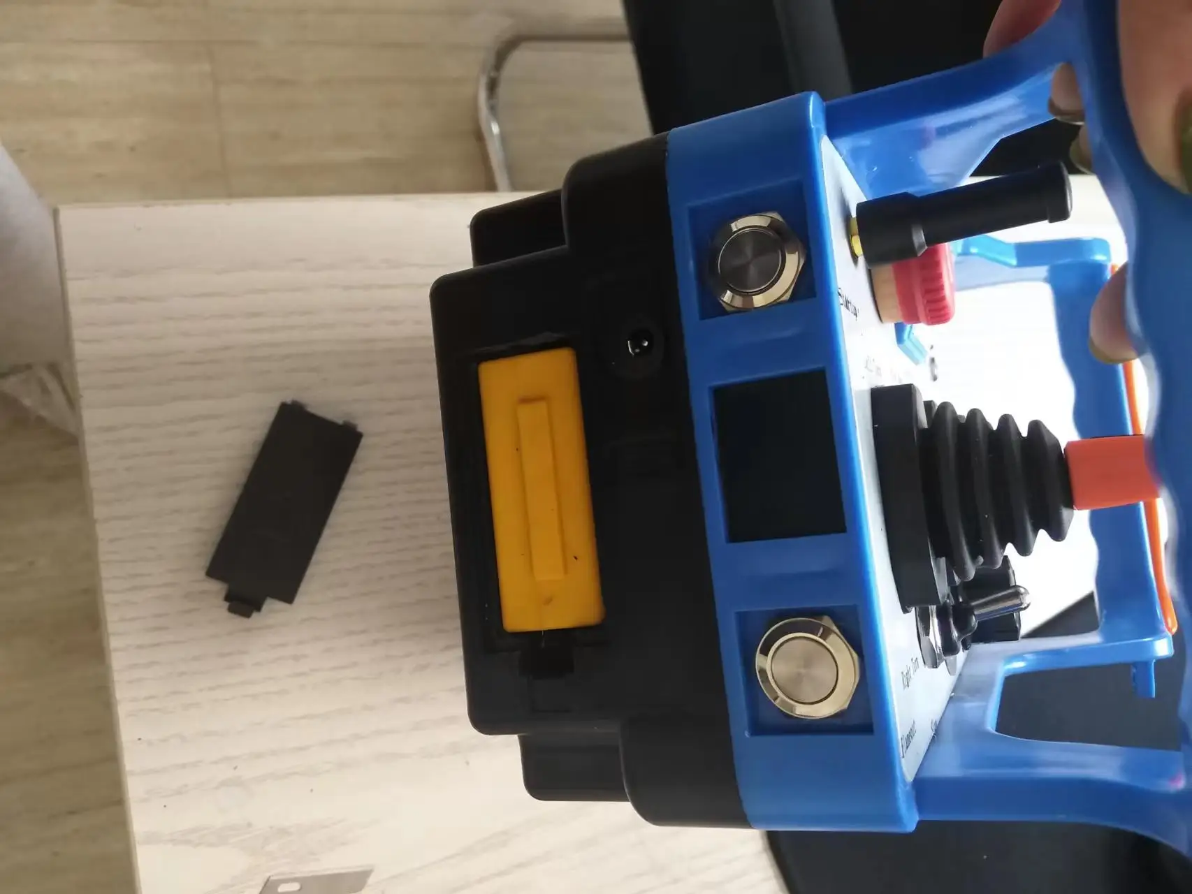 

Remote Control Crane 12V 24V with 6 Functions Rechargeable Batteries Heavy Duty Weight Lifting Capabilities