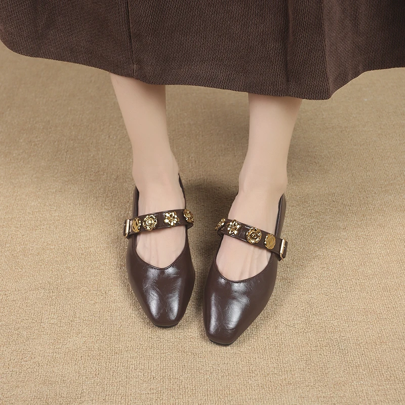 حذاء فردي بإبزيم معدني وحزام واحد، حذاء جديد بمقدمة مربعة وفم ضحل وكعب منخفض للخريف