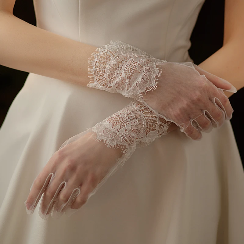 WG075 Wedding Bridal Wrist Gloves Eyelash Lace Tulle Short White Bridesmaid Finger Gloves Women Pageant Prom Handschuh