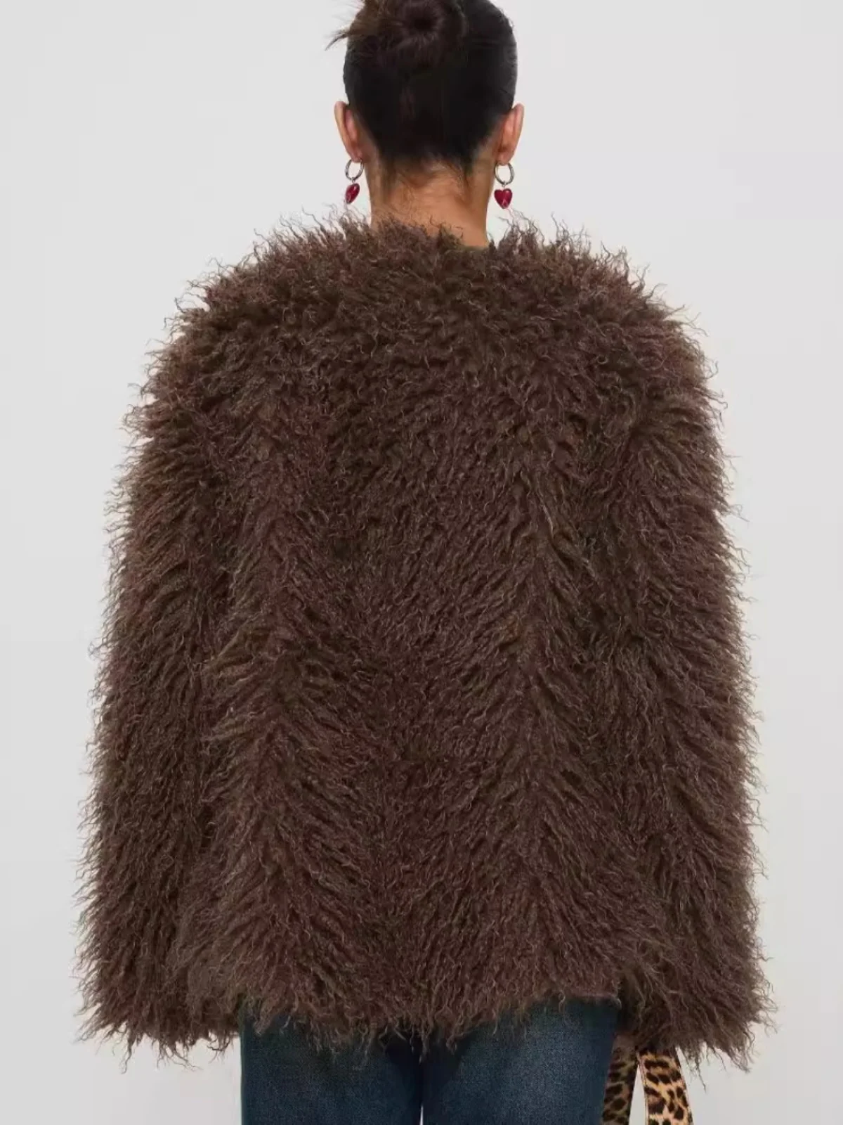 เสื้อโค้ทขนเฟอร์เทียมสีน้ำตาลสำหรับฤดูใบไม้ร่วงและฤดูหนาว ทรงยาวปกติ สไตล์ลำลอง เหมาะสำหรับใส่เดินทาง