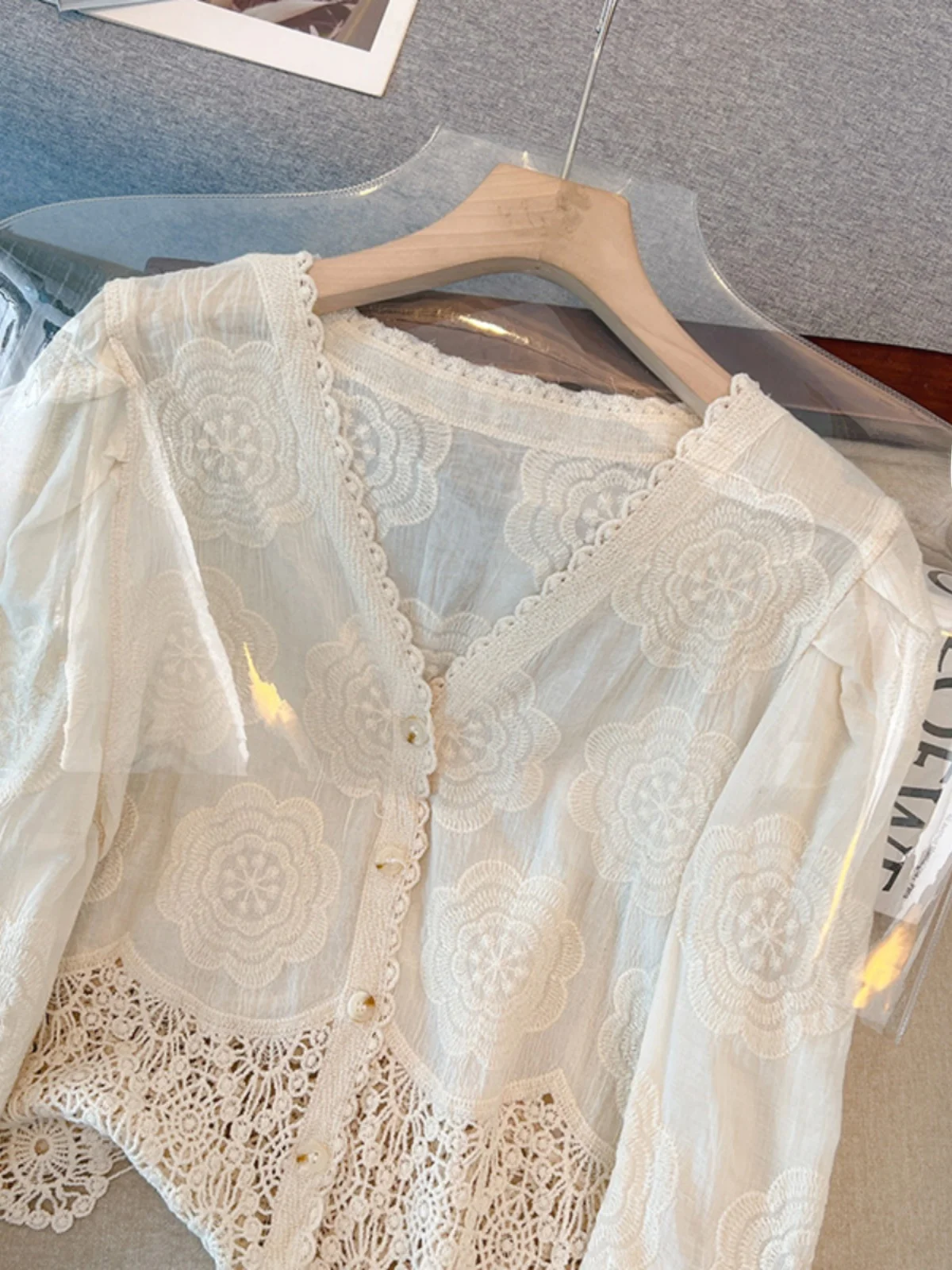 Ele Embroidered Long Sve Lace irt Hollow out Design Early Autumn Sle Women's Premium Quali Top Button up V Ne